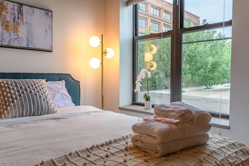 Group Friendly Spacious 3br With Optional Parking And Gym Access Sleeps 10 Guest Near Mccormick Place And Soldier Field Apartment