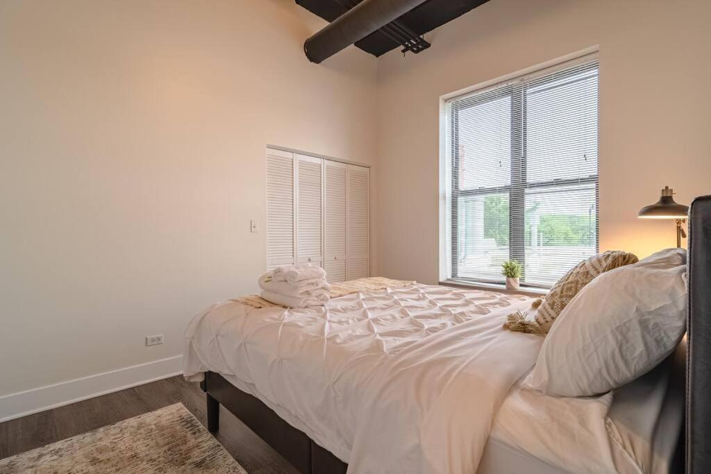 Apartment Group Friendly Spacious 3br With Optional Parking And Gym Access Sleeps 10 Guest Near Mccormick Place And Soldier Field Chicago