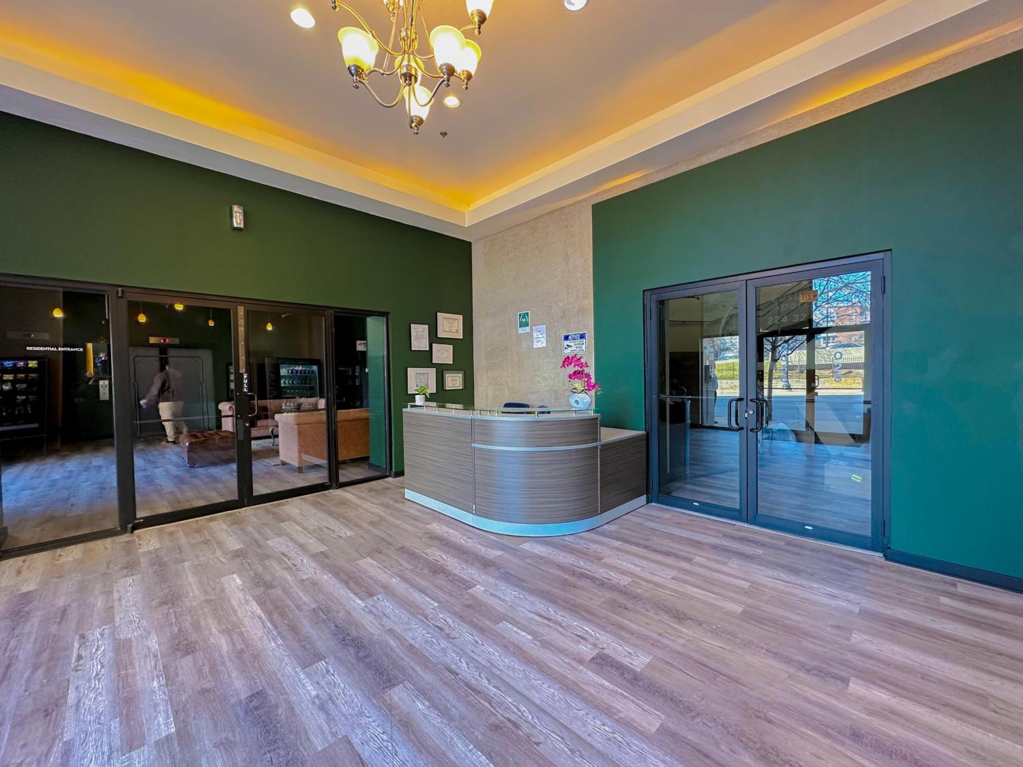 Group Friendly Spacious 3br With Optional Parking And Gym Access Sleeps 10 Guest Near Mccormick Place And Soldier Field